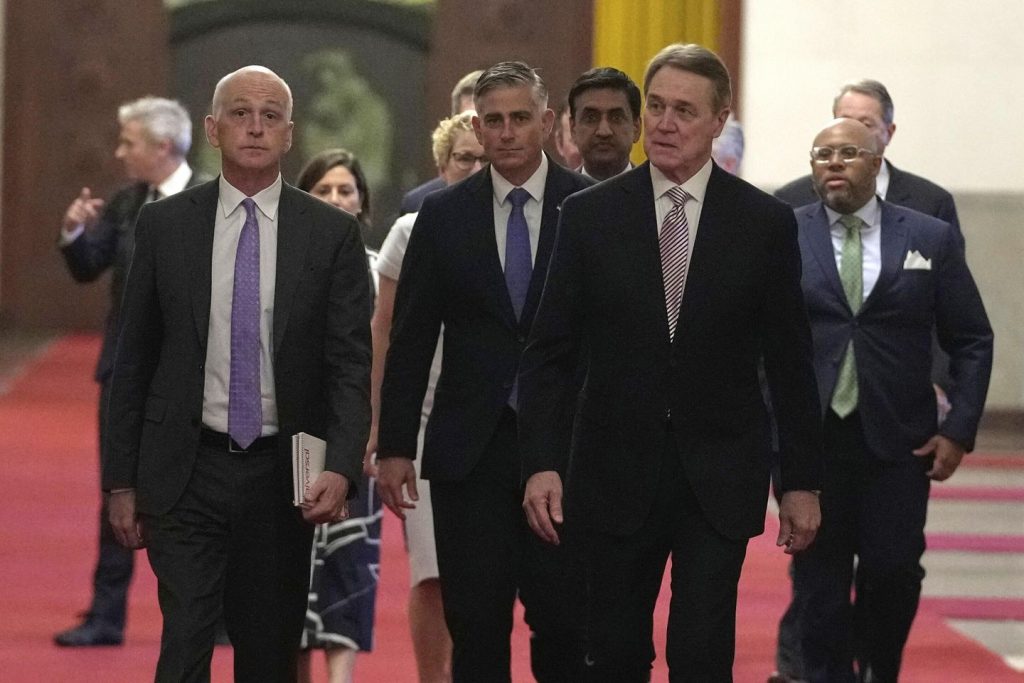 U.S. lawmakers push for army dialogue in a uncommon China go to