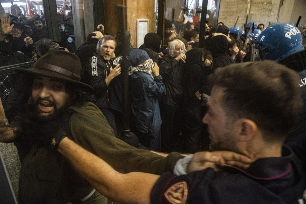 Italian employees' strike in solidarity with Gaza brings disruptions throughout the nation