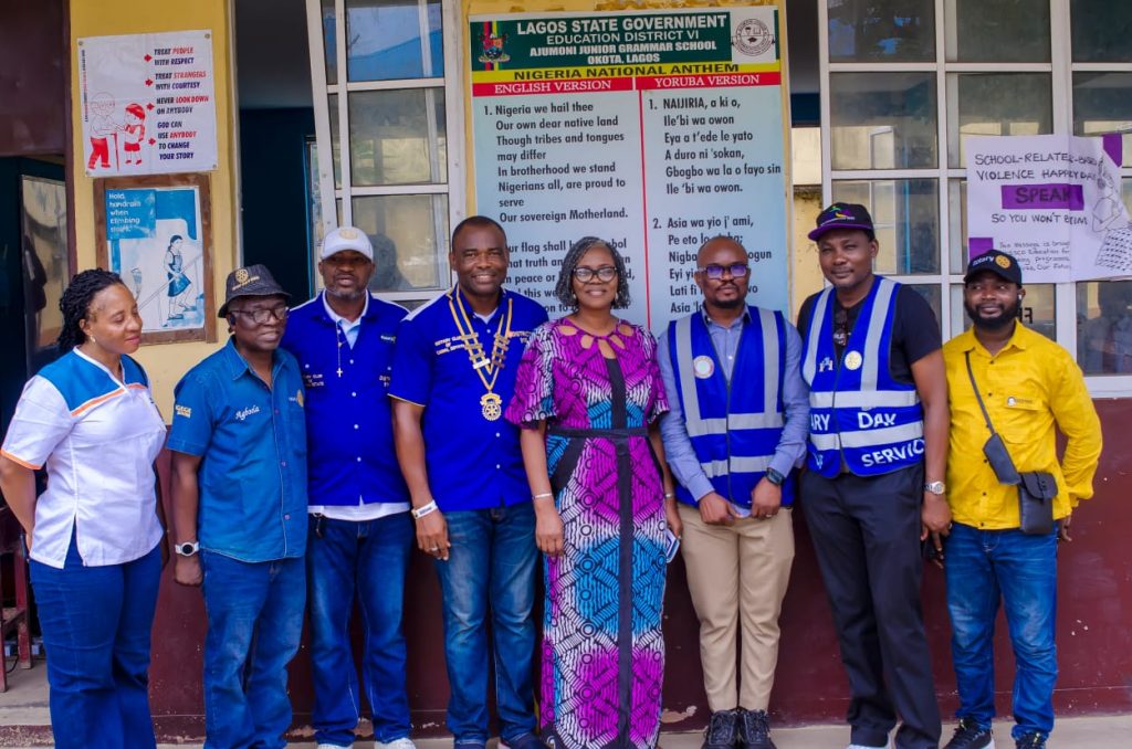 Rotary Canal Property, Wyndham Harbour donate academic supplies to 500 college students