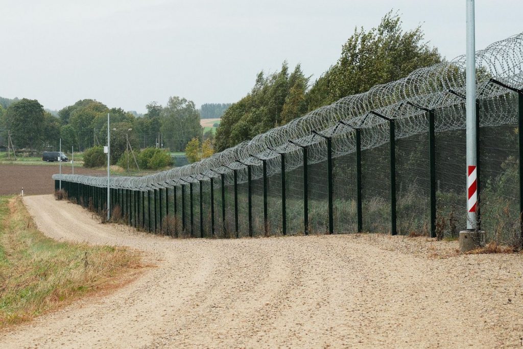Estonia closes street by means of Russian territory because of presence of Russian troops