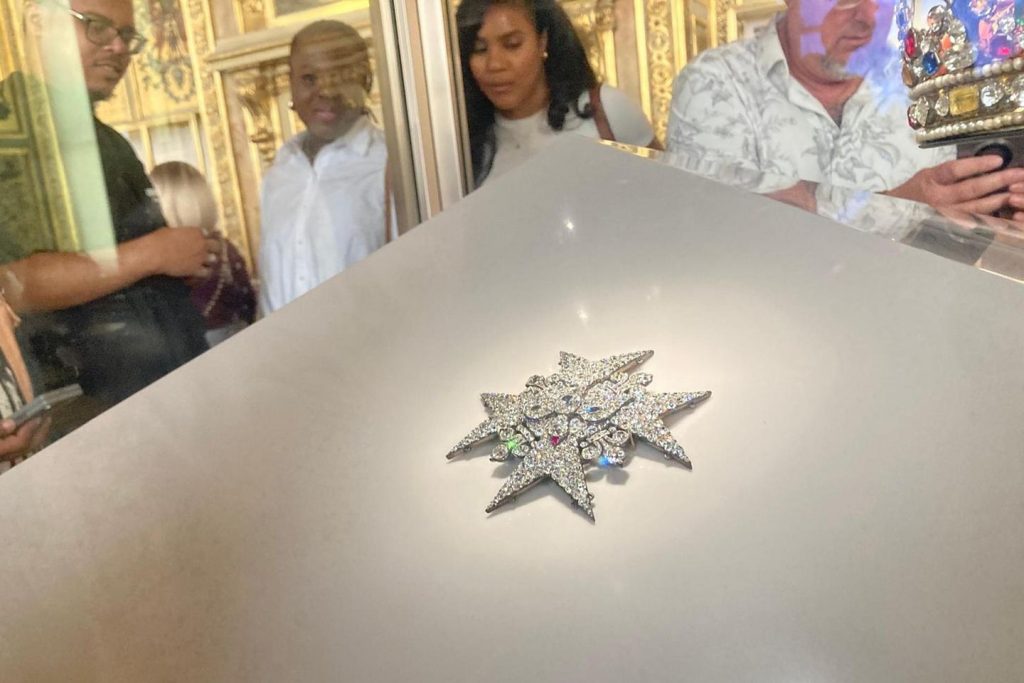 Jewels stolen from the Louvre embrace imperial crowns and necklaces Jewels stolen from the Louvre embrace imperial crowns and necklaces