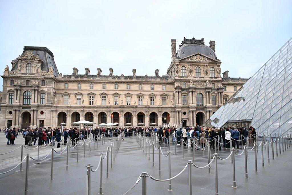 French tradition minister says Louvre safety labored throughout jewel heist French tradition minister says Louvre safety labored throughout jewel heist