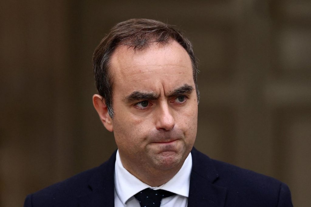 French PM resigns hours after naming authorities, plunging France additional into political chaos