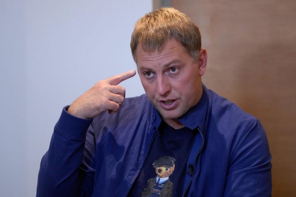 French police arrest 4 in alleged plot focusing on exiled Russian activist and Putin critic French police arrest 4 in alleged plot focusing on exiled Russian activist and Putin critic