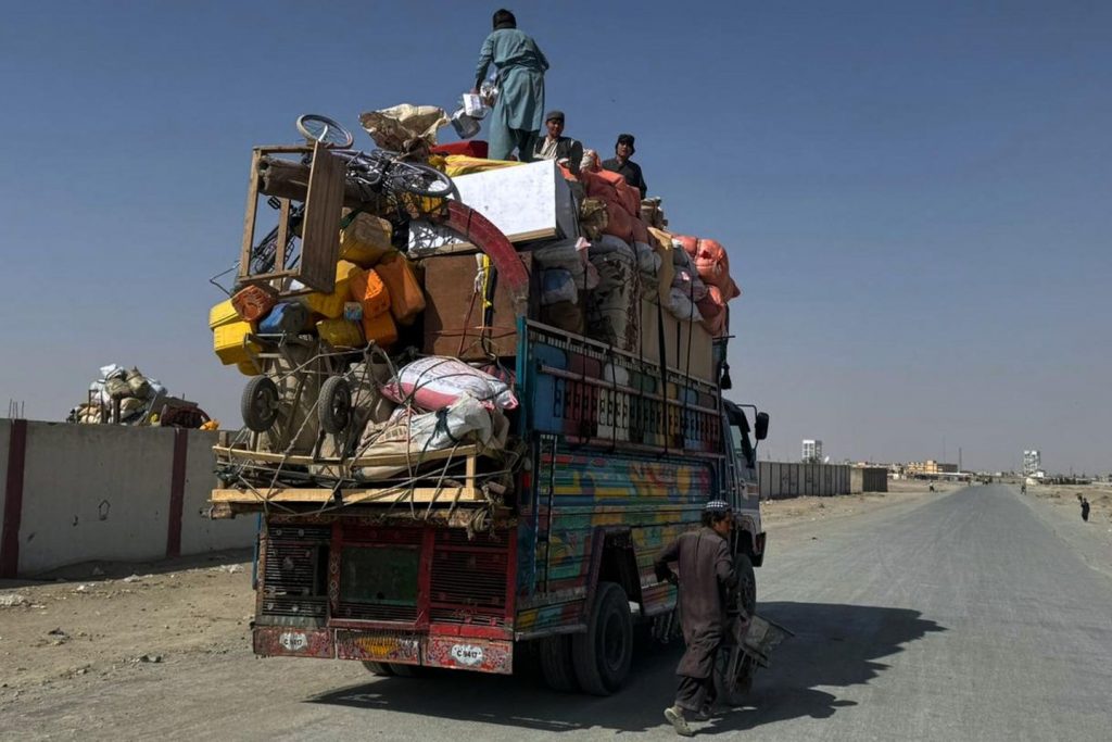 Afghanistan and Pakistan pledge to respect ceasefire after greater than per week of lethal preventing