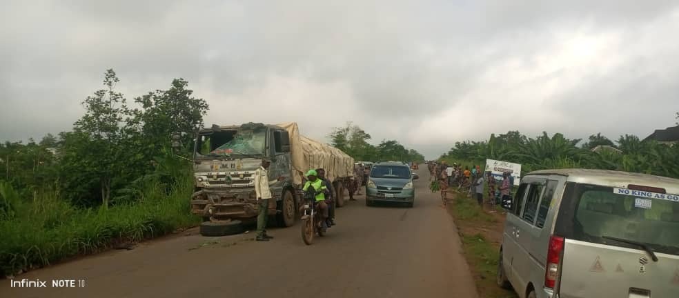 4 useless, three injured as bus collides with truck in Ogun 4 useless, three injured as bus collides with truck in Ogun