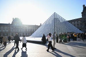 Louvre Museum closes workplaces and a gallery over structural fragility considerations Louvre Museum closes workplaces and a gallery over structural fragility considerations
