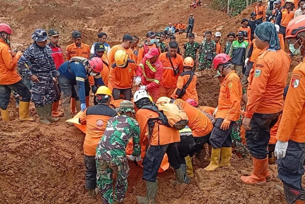 Indonesian rescuers seek for practically three dozen individuals after landslides killed a minimum of 18 individuals Indonesian rescuers seek for practically three dozen individuals after landslides killed a minimum of 18 individuals