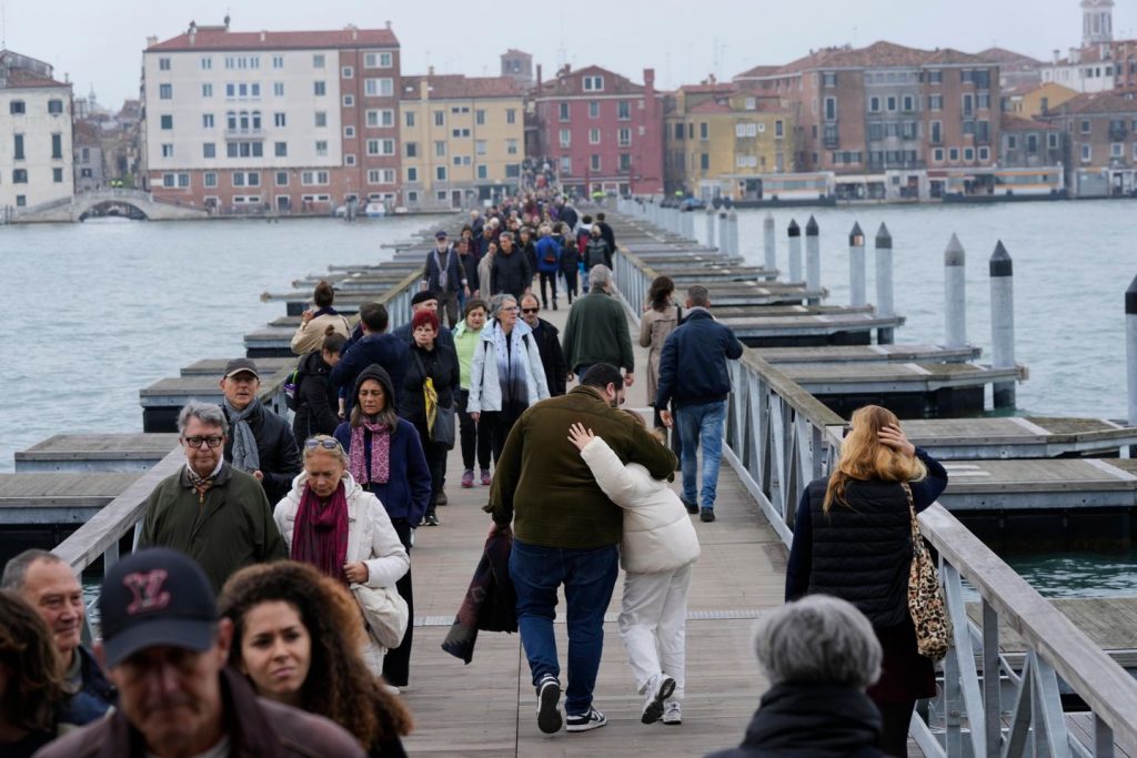 Venice revives a quarter-mile floating bridge to island cemetery for All Souls' Day mourners Venice revives a quarter-mile floating bridge to island cemetery for All Souls' Day mourners