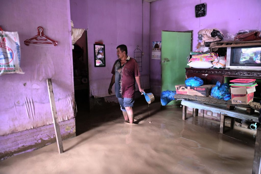 Rescuers race in seek for survivors after final week's floods in Indonesia, Sri Lanka and Thailand Rescuers race in seek for survivors after final week's floods in Indonesia, Sri Lanka and Thailand