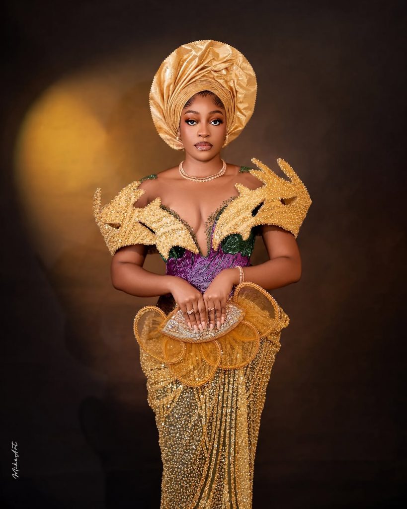 Flip Up the Glam With This Lovely Conventional Gold Bridal Fashion Flip Up the Glam With This Lovely Conventional Gold Bridal Fashion